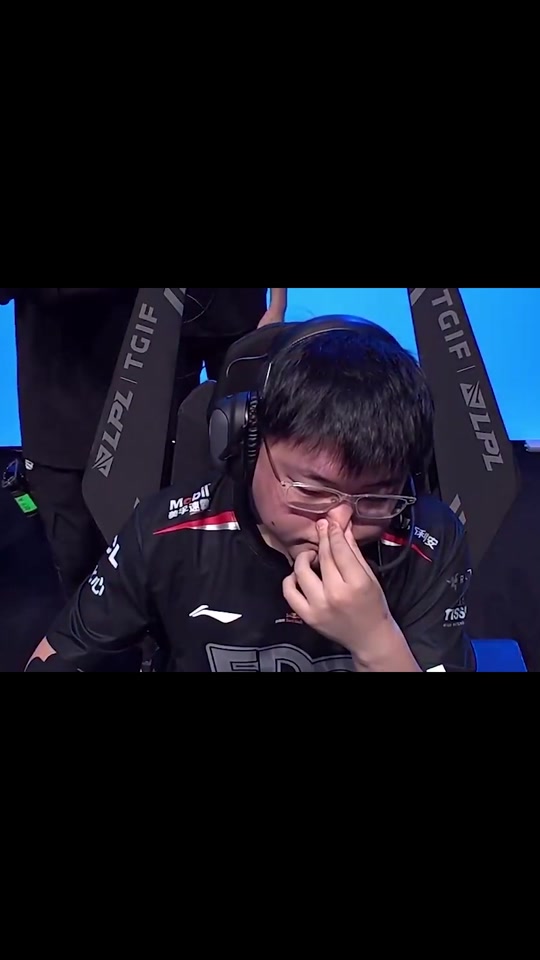 开云体育官网-Uzi重返赛场，出色发挥首场状态出色，西班牙队观众沸腾！(uzi重返赛场完整版)